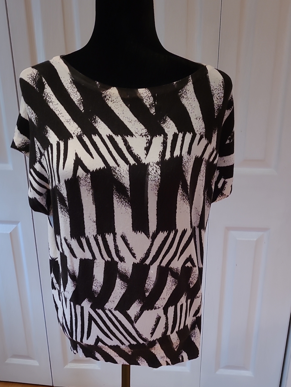 Joseph A Black and White Graphic Short Sleeve Tee